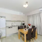 Family Friendly With A Swimming Pool - 14203 * Σπλιτ