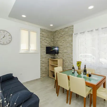 Family Friendly With A Swimming Pool - 14203
