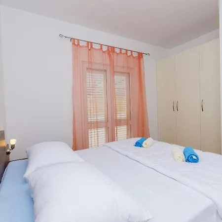 Family Friendly With A Swimming Pool - 14203