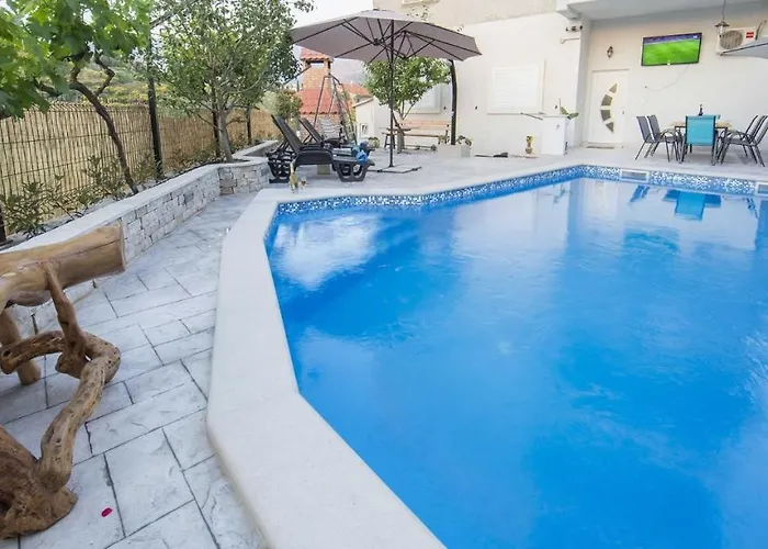 Family Friendly With A Swimming Pool - 14203 * Split