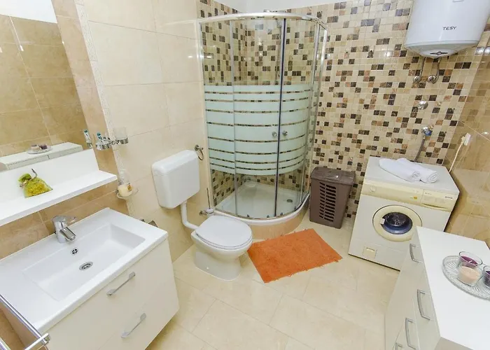 Family Friendly With A Swimming Pool - 14203