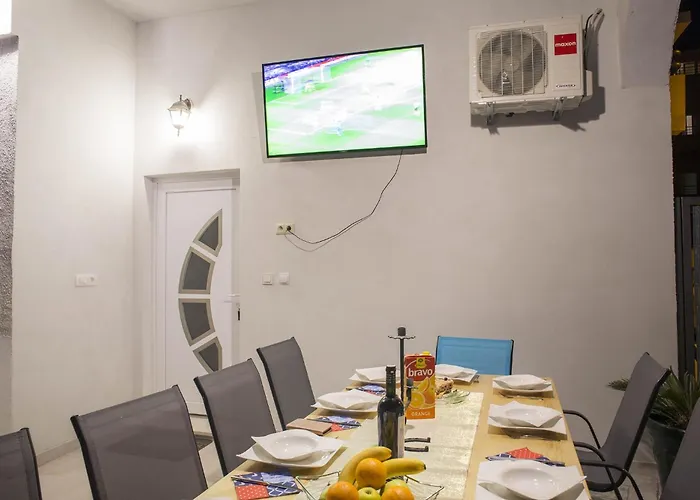 Family Friendly With A Swimming Pool - 14203 Apartman *