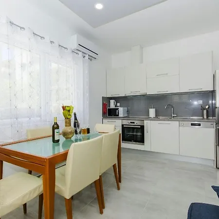 Appartamento Family Friendly With A Swimming Pool - 14203