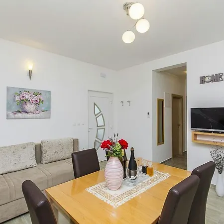Family Friendly With A Swimming Pool - 14203 Appartamento Spalato
